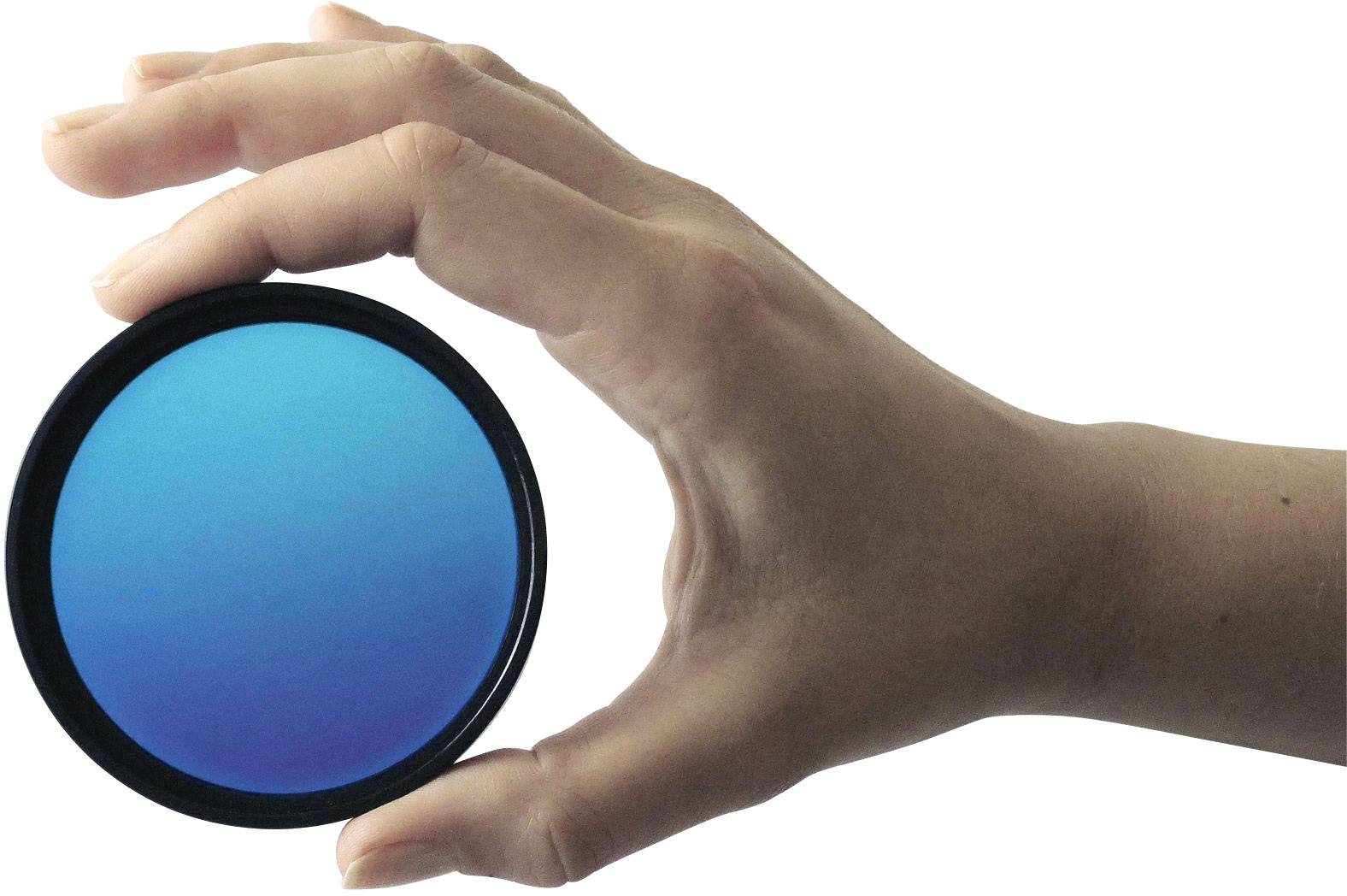 Une main tient un filtre rond bleu contre un fond blanc, utilisé pour la photographie ou les effets visuels.
