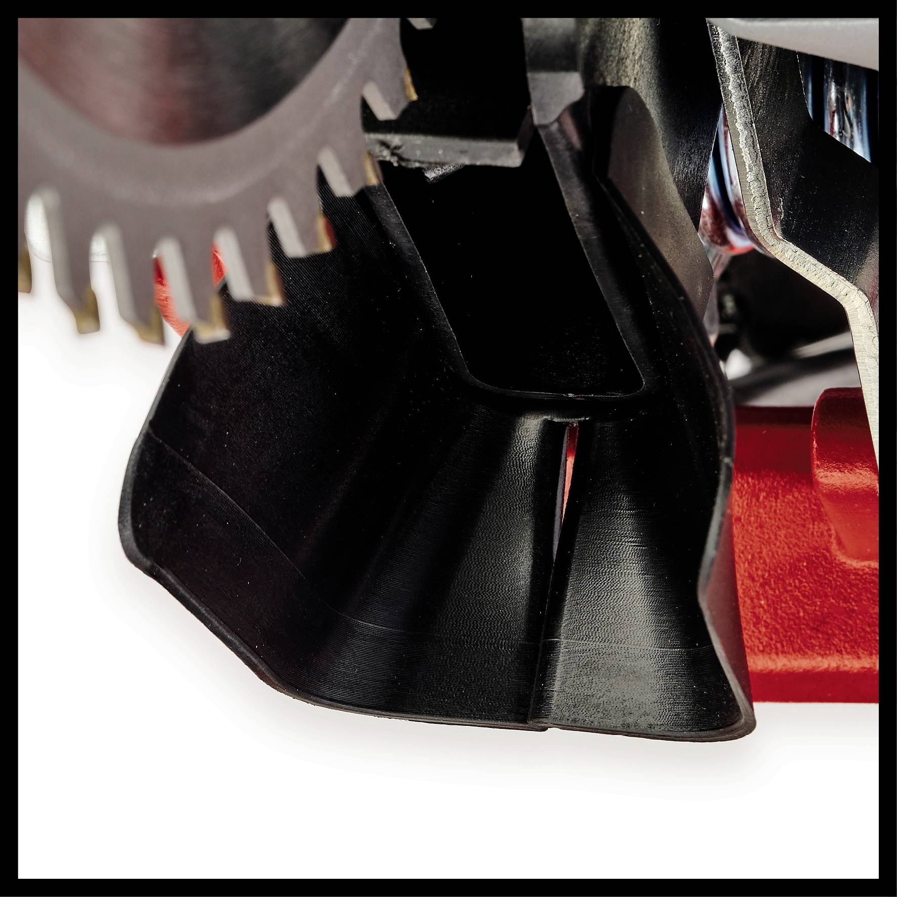 Gros plan d'un composant mécanique avec des ailes noires et un disque métallique dentelé. Les détails techniques sont visibles.