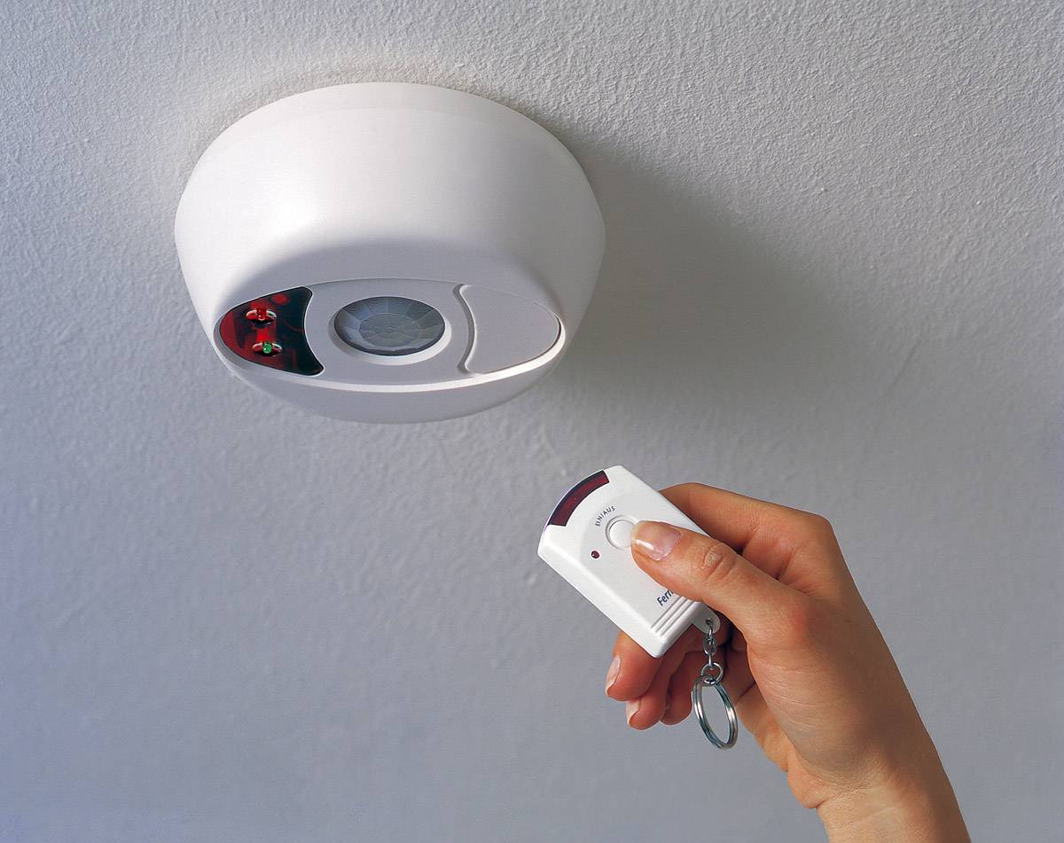 Détecteur de mouvement PENTATECH DA02 avec télécommande 33313