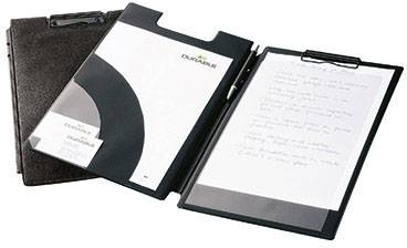 Deux porte-blocs noirs, l'un d'entre eux contenant des notes, l'autre avec un document portant l'inscription 'DURABLE'.