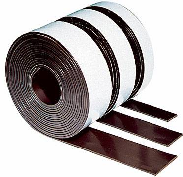 Un rouleau de bandes magnétiques en noir et blanc, partiellement déroulé, illustre la flexibilité et la longueur du matériau.