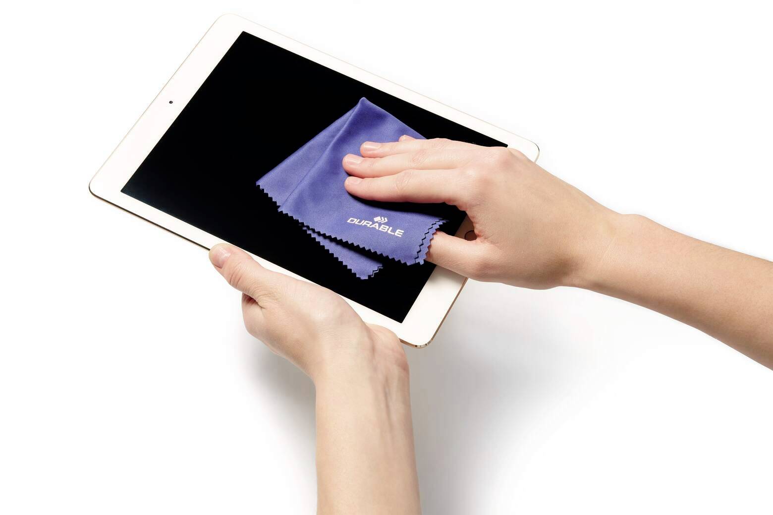 Une personne utilise un chiffon en microfibre bleu pour nettoyer l'écran d'une tablette blanche, mettant en évidence l'entretien approprié des appareils électroniques.