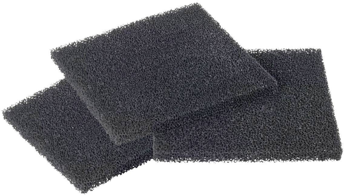 Trois éponges noires, poreuses, sont superposées sur une surface blanche.