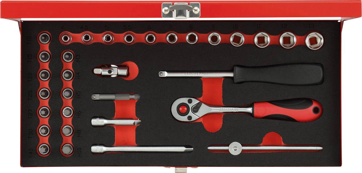 Une boîte à outils ouverte contenant différentes douilles, une clé à cliquet et des tournevis dans un insert noir à l'intérieur d'un coffret rouge.