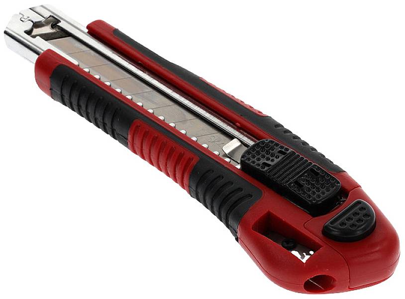 Un cutter rouge et noir avec une lame rétractable est posé sur le côté. Il dispose d'une surface de poignée striée pour une meilleure prise en main.