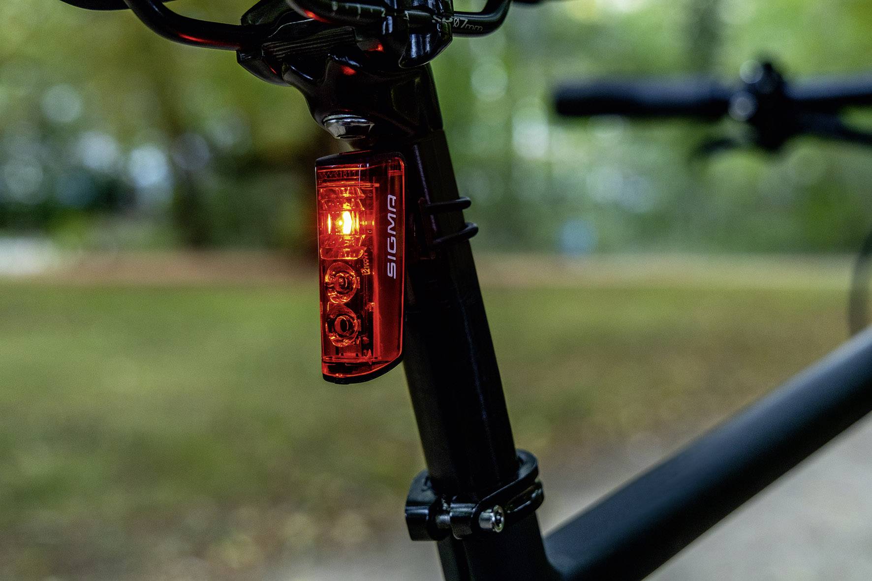Sigma Feu arrière de vélo Blaze LED à batterie rouge, noir
