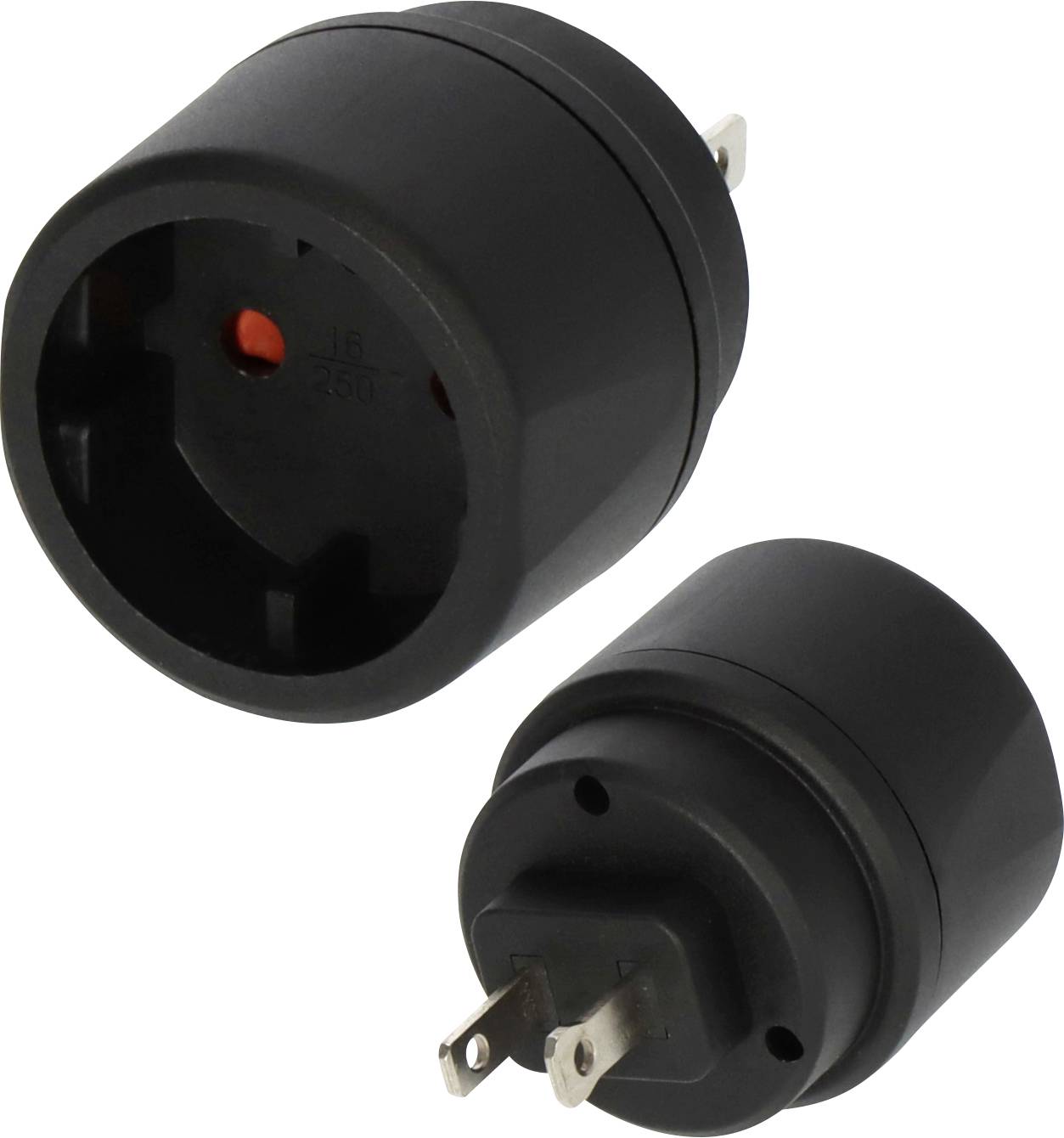 Deux adaptateurs de prise électrique noirs présentés sur un fond blanc, l'un de face et l'autre incliné pour montrer les broches.