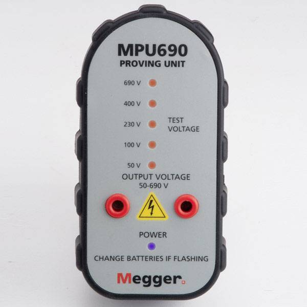 Appareil de mesure MPU690 pour vérification de tension, avec des niveaux de tension de 50 à 690 V, indication de changement de batterie par clignotement.