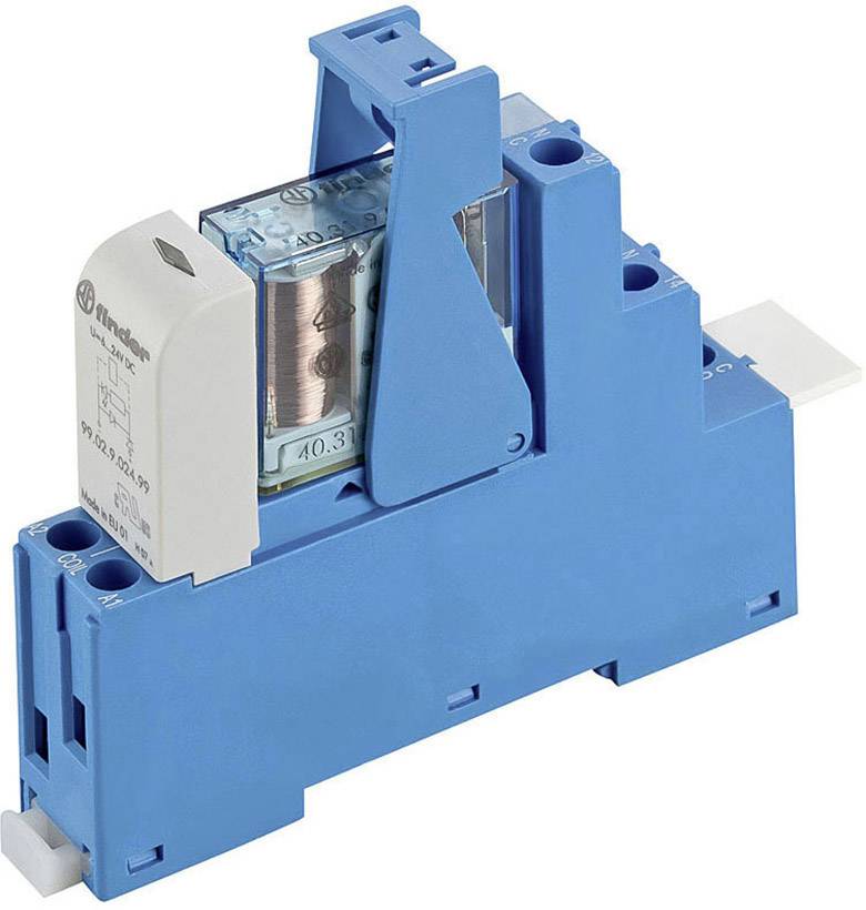 Un module relais bleu avec des contacts électriques et un couvercle transparent, utilisé pour le contrôle électrique dans les armoires électriques.