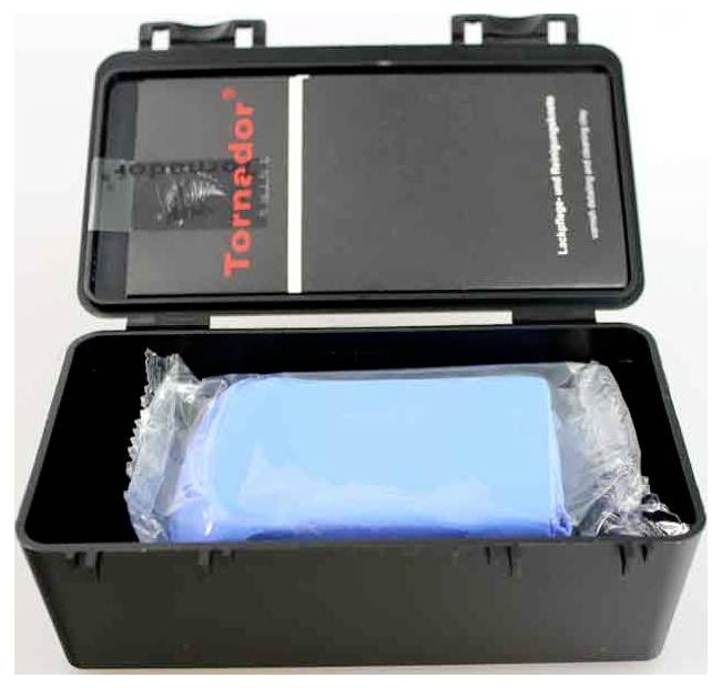 « Un boîtier noir Tornador ouvert, contenant un outil de nettoyage bleu enveloppé de plastique. Le couvercle de la boîte présente la marque et la description du produit. »