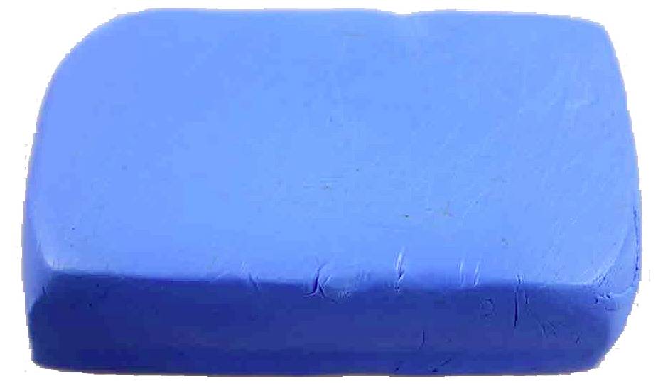 Une gomme rectangulaire bleue placée contre un fond blanc.