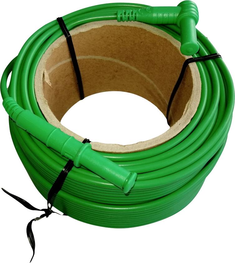 Un rouleau de tuyau d'arrosage vert fixé avec deux serre-câbles noirs. Une buse verte est installée à l'extrémité du tuyau.