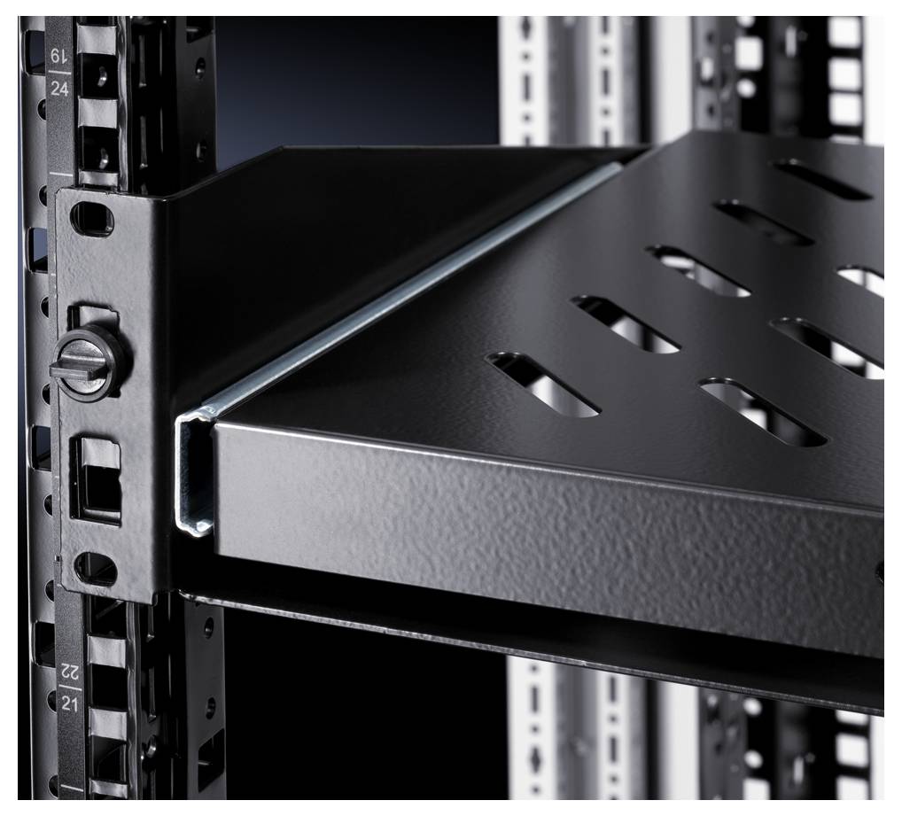 Un rack métallique noir perforé est monté dans un rack de serveur. Il montre une construction robuste pour les équipements informatiques.