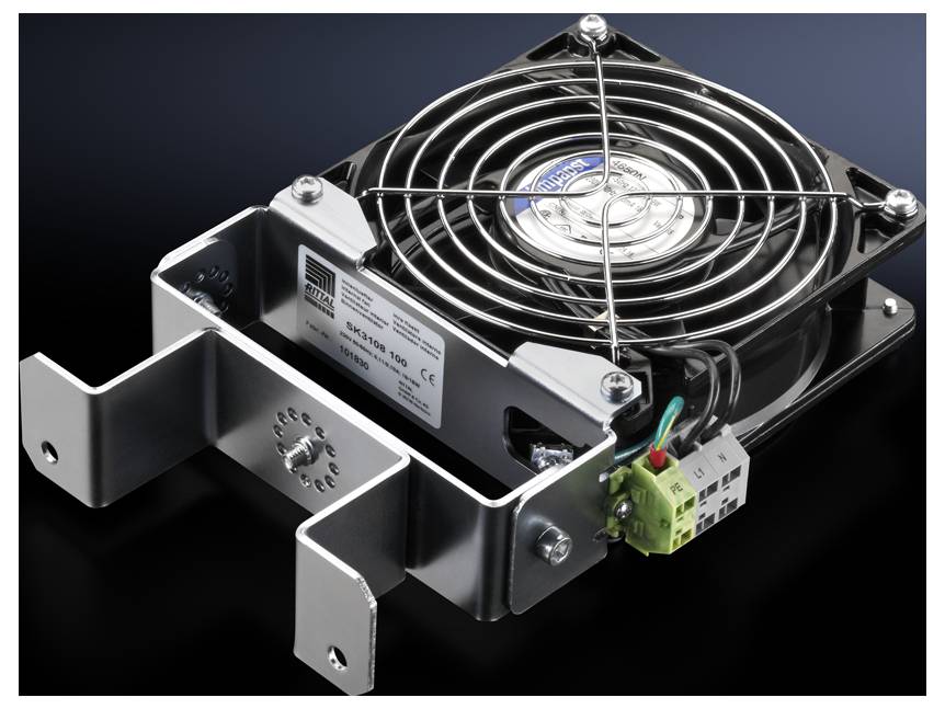 Un ventilateur argenté avec une grille de protection noire, monté sur un support métallique sur un fond sombre.