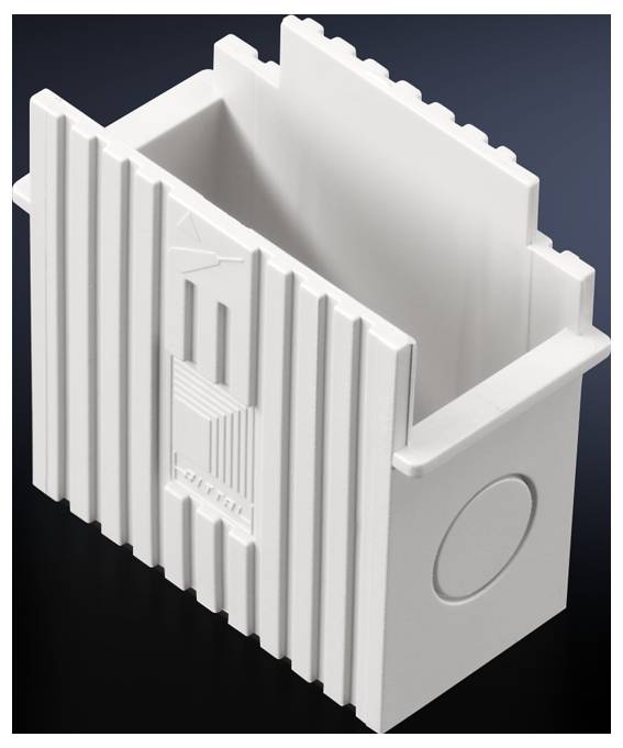 Une boîte en plastique blanche, rectangulaire, avec des côtés cannelés et un couvercle ouvert sur un fond noir.