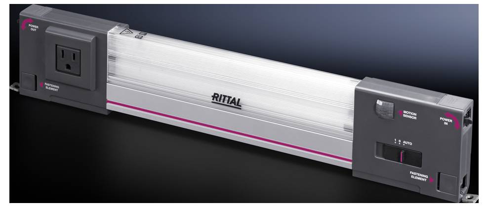 Un luminaire rectangulaire portant l'inscription 'RITTAL', muni d'une prise et d'un interrupteur sur les côtés, sur un fond gris foncé.
