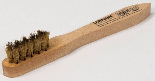 Brosse à poignée en bois avec poils en laiton, adaptée aux travaux de nettoyage ou de ponçage. Étiquette de code-barres visible sur la poignée.