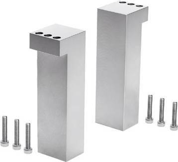 Deux blocs de métal rectangulaires de hauteurs différentes, chacun percé de trois trous sur sa surface supérieure. À côté, six vis sont disposées.