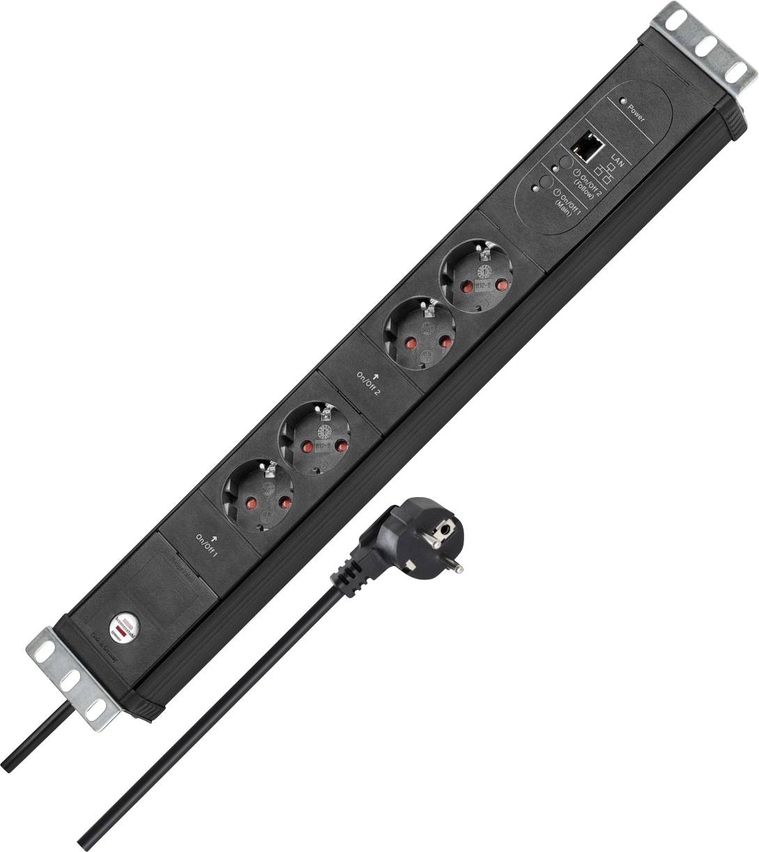 Barre d'alimentation montable en rack noir avec cinq prises EU et cordon d'alimentation, présentée en diagonale sur un fond blanc.