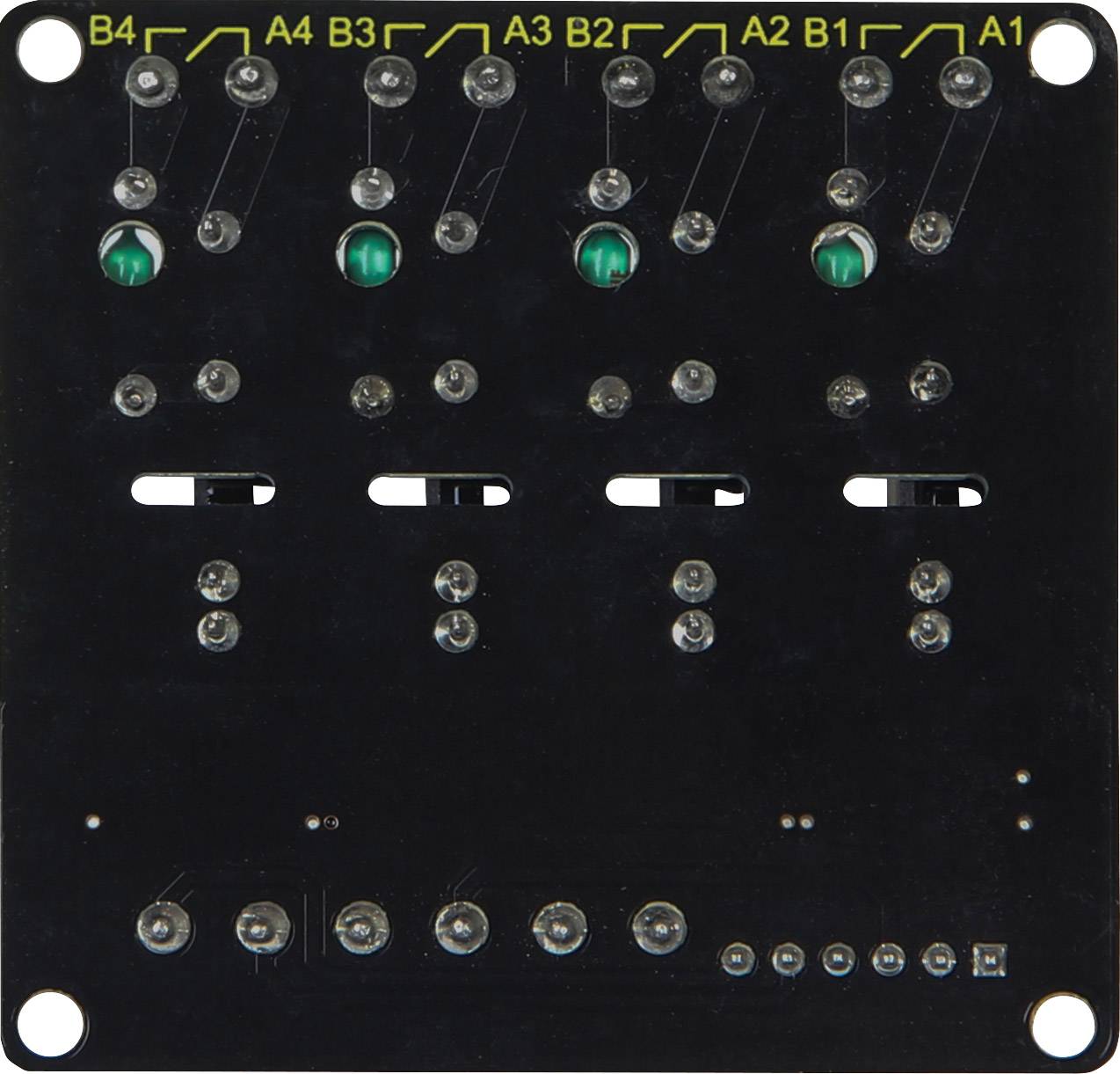 Circuit électronique noir avec des lettres jaunes B4, A4, B3, A3, B2, A2, B1, A1 en haut. Plusieurs LED vertes distribuées.