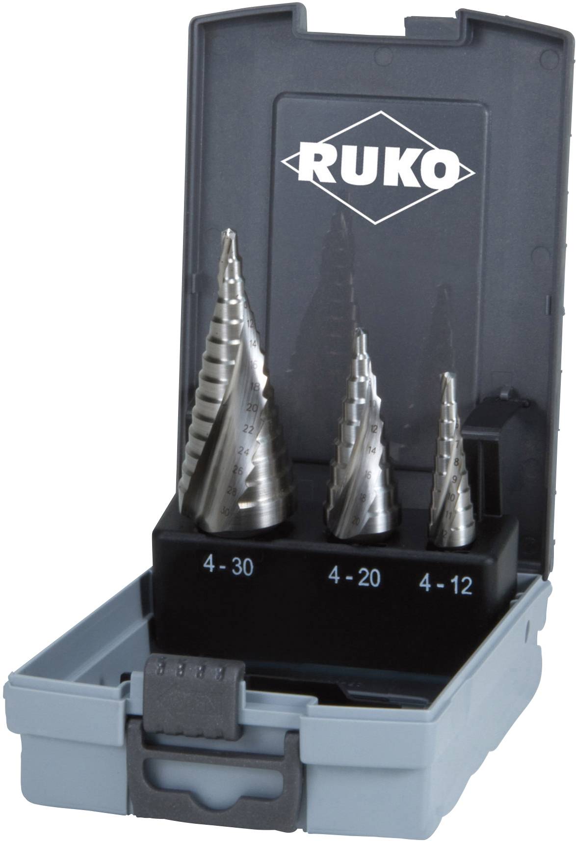 Trois forets étagés dans un coffret rigide ouvert. Tailles disponibles : 4-12, 4-20, 4-30. Marque 'RUKO' sur le couvercle du coffret.