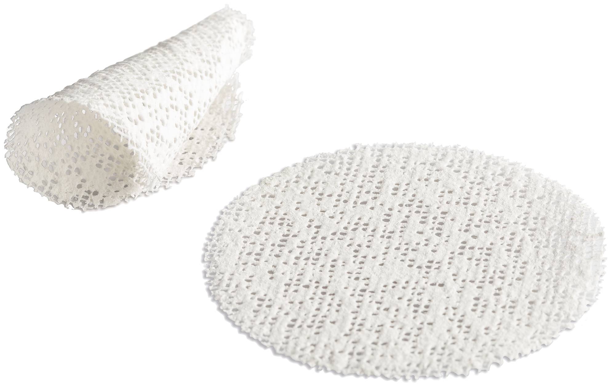 Deux pièces de pansement blanches, rondes et texturées, l'une plate, l'autre roulée.