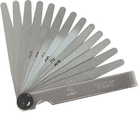 Jauge d'épaisseur composée de 13 lames métalliques, graduées de 0,05 à 1,00 mm, pour mesurer avec précision les distances ou les écarts dans les pièces mécaniques.