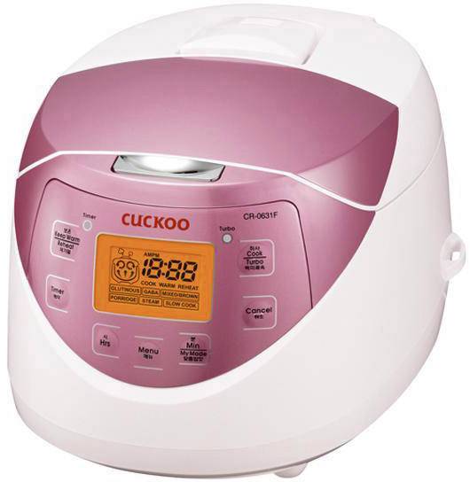 Un cuiseur à riz rose et blanc avec affichage numérique et plusieurs touches pour différentes fonctions de cuisson, de la marque 'CUCKOO'.
