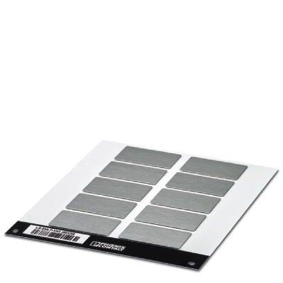 Douze étiquettes argentées rectangulaires sur une feuille de papier blanche avec une bande noire en bas et un code-barres à gauche.