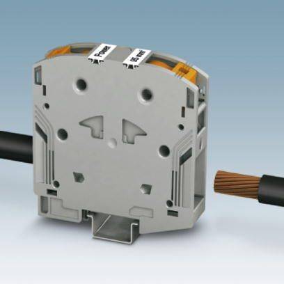 Un connecteur électrique avec un boîtier gris reliant deux câbles noirs. Il sert à la fixation sécurisée des câbles.
