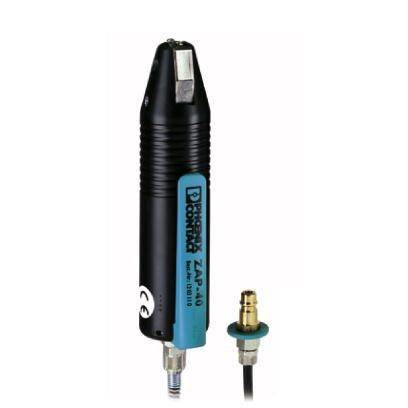Un périphérique noir portable avec un marquage bleu, probablement un outil électronique ou un composant avec une connexion de câble et un adaptateur métallique.