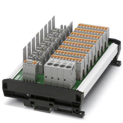 Un module électrique enfichable sur une carte de circuit imprimé, composé de plusieurs connecteurs gris avec des boutons-poussoirs oranges, monté dans un support noir.