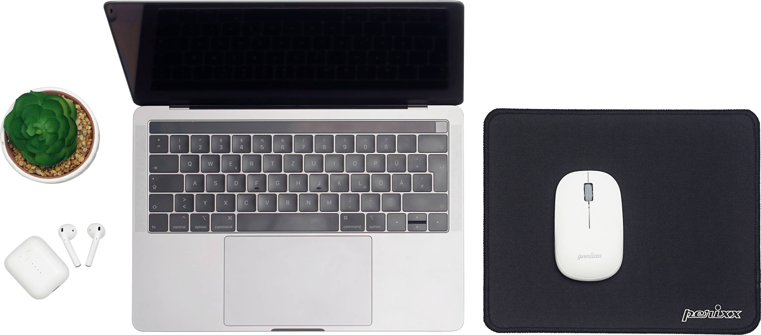 Sur un bureau, il y a un ordinateur portable ouvert, une souris d'ordinateur blanche sur un tapis, une paire d'écouteurs sans fil et un petit cactus dans un pot.