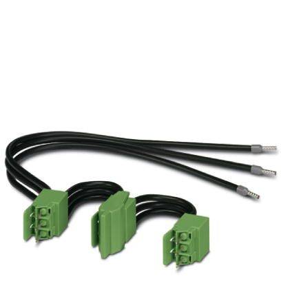 Câble vert avec trois connexions fixées à des fils noirs. Principalement utilisé dans les installations électriques.