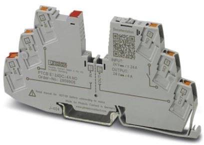 Un module de relais électronique à plusieurs connexions et niveaux d'entrée et de sortie marqués de Phoenix Contact.