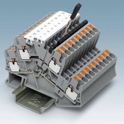 Barrette de connexion grise multicouche avec bandes de bornes blanches amovibles sur un rail métallique. Adaptée pour les câblages électriques.