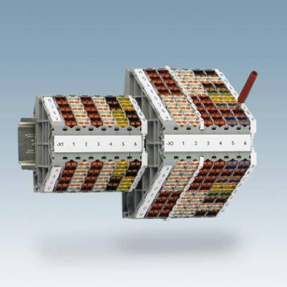 Un module de bloc de bornes électrique avec des connexions numérotées, monté sur un rail de support, sur un fond gris.