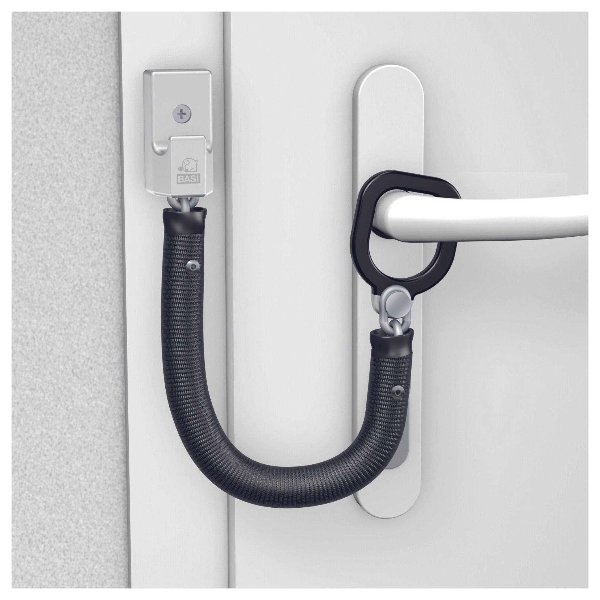 Une porte blanche en position fermée est sécurisée par un verrou de sécurité enfant flexible noir, fixé entre la poignée et le cadre pour des raisons de sécurité.