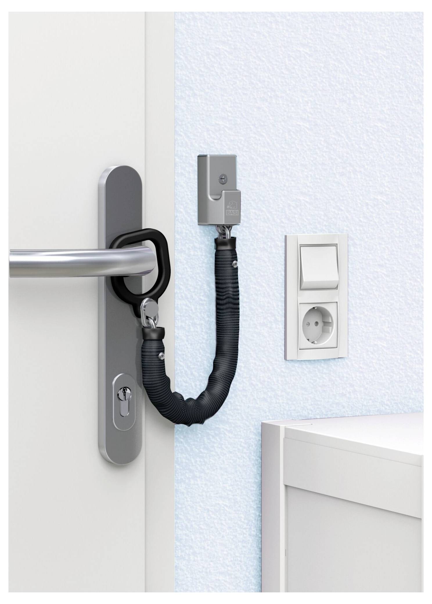 Une porte avec une chaîne de sécurité métallique fixée au mur. À proximité, il y a un interrupteur lumineux et une prise électrique.
