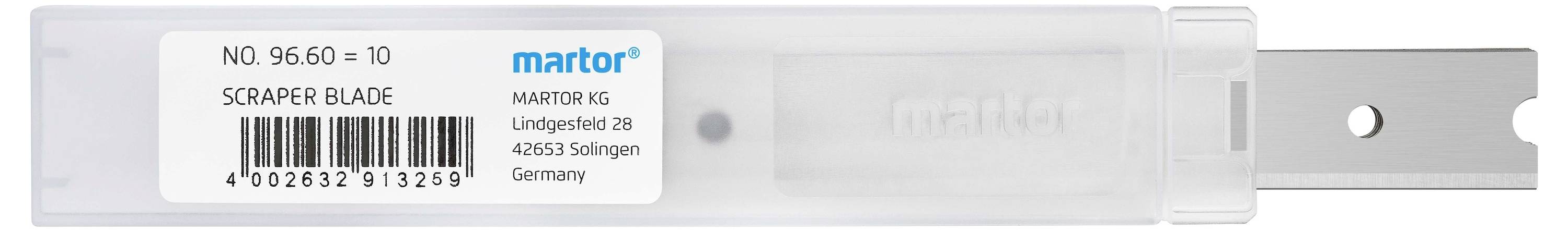 Une boîte en plastique transparent contenant une lame. Une étiquette affiche l'inscription 'SCRAPER BLADE', un code-barres et une adresse en Allemagne.