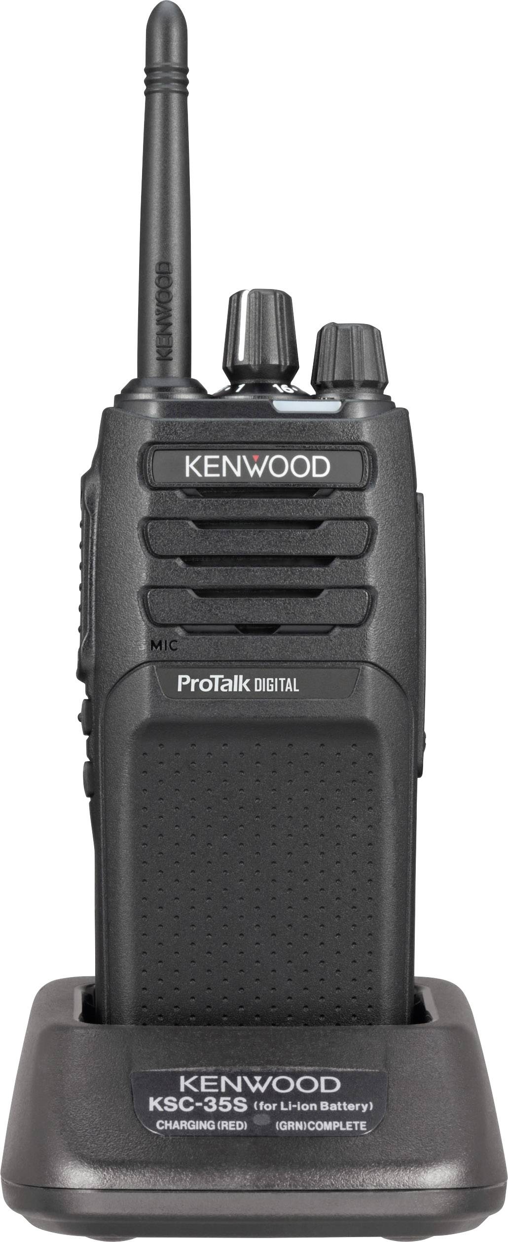 Un talkie-walkie numérique noir Kenwood ProTalk est posé sur sa station de charge. Il est équipé d'une antenne et de plusieurs boutons de commande.
