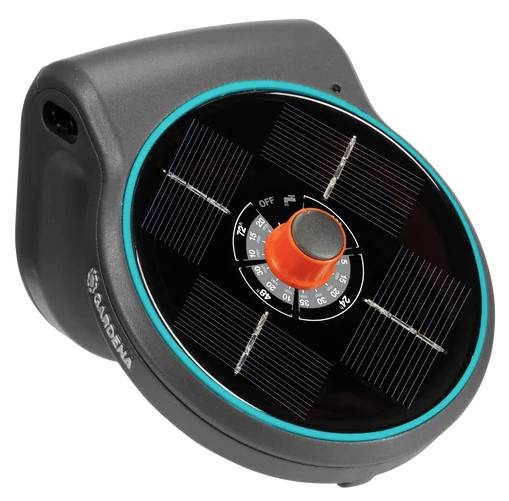 Programmateur d'arrosage solaire de Gardena, design rond avec échelle de réglage, bouton rotatif orange marquant.