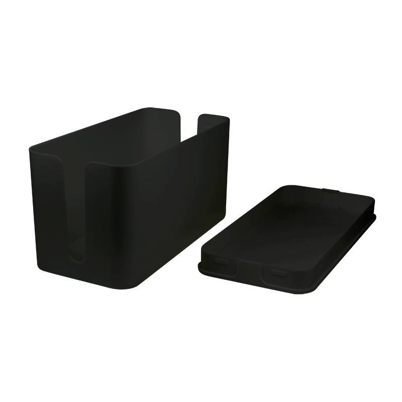 Boîte en plastique noir avec couvercle, ouverte. Conçue pour ranger des câbles ou de petits objets. Design minimaliste.