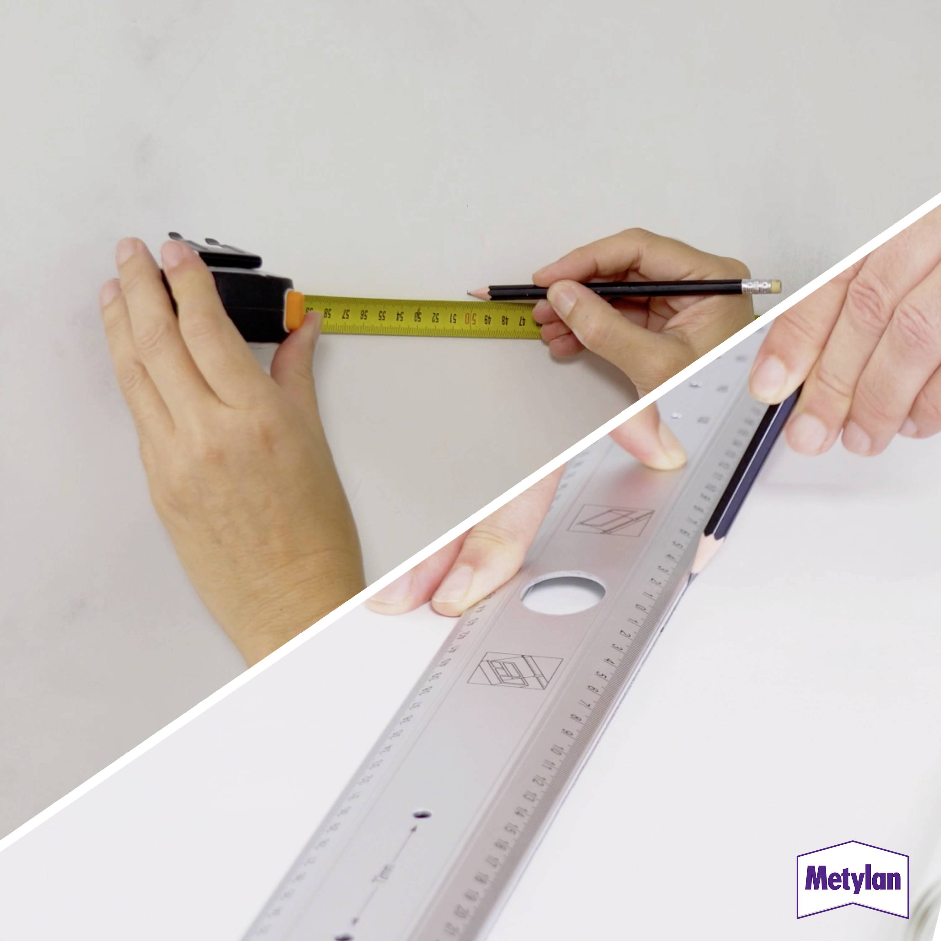 Mains mesurant et marquant sur un mur avec un mètre ruban et un crayon, à côté d'un gros plan sur une règle et un crayon.