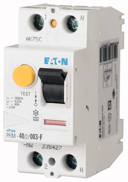 Un disjoncteur différentiel bipolaire Eaton avec un bouton de test jaune et un levier noir, spécifié à 40A et 30mA.