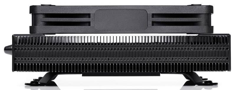 Un dissipateur thermique CPU noir au design plat, doté de nombreuses ailettes qui permettent une dissipation thermique efficace.