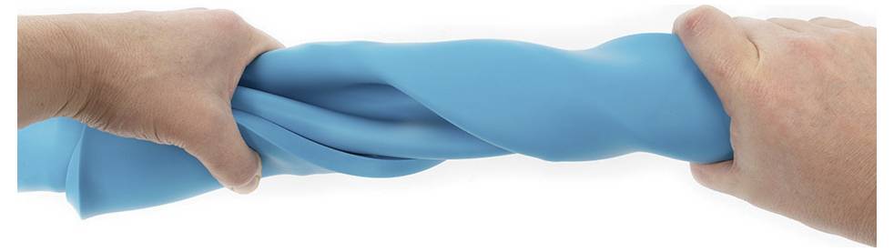 Deux mains tordent une serviette bleue.