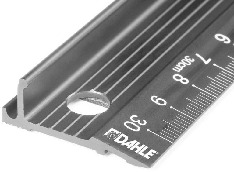 Règle métallique avec échelle métrique de zéro à 30 cm, grands chiffres par tranches de 5 cm. Marquage du logo 'Dahle' imprimé.