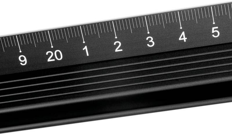 Une règle noire en gros plan montre les graduations en centimètres et millimètres de 9 à 25.