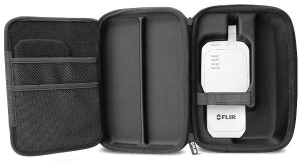 Sac noir ouvert avec des compartiments contenant un instrument FLIR. Compartiment de gauche pour les accessoires, compartiment de droite pour l'appareil principal.